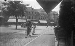 832221 Afbeelding van dhr. Duwaer op de fiets op de Neude te Utrecht.
